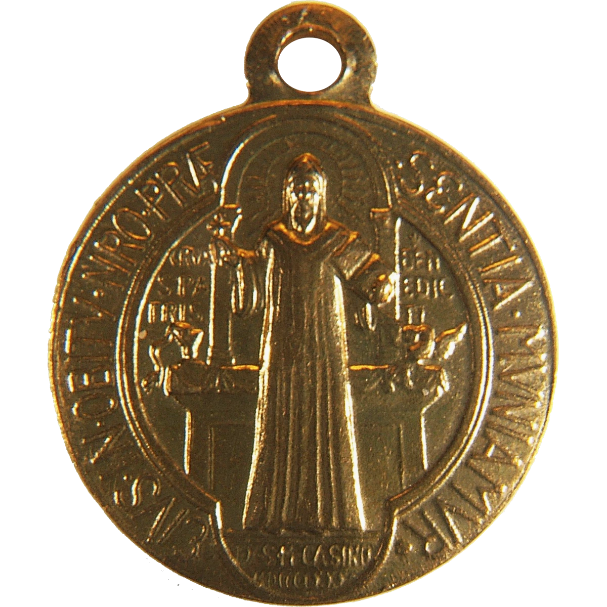 Anverso de uma medalha física em bronze: São Bento ao centro segura a Cruz e a Regra; o cálice e o corvo aparecem aos lados.